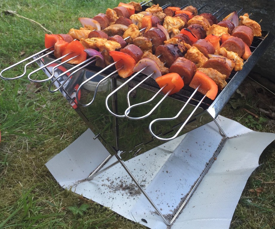 Barbecue Barbiq : portable, pliable et réutilisable en acier inoxydable.