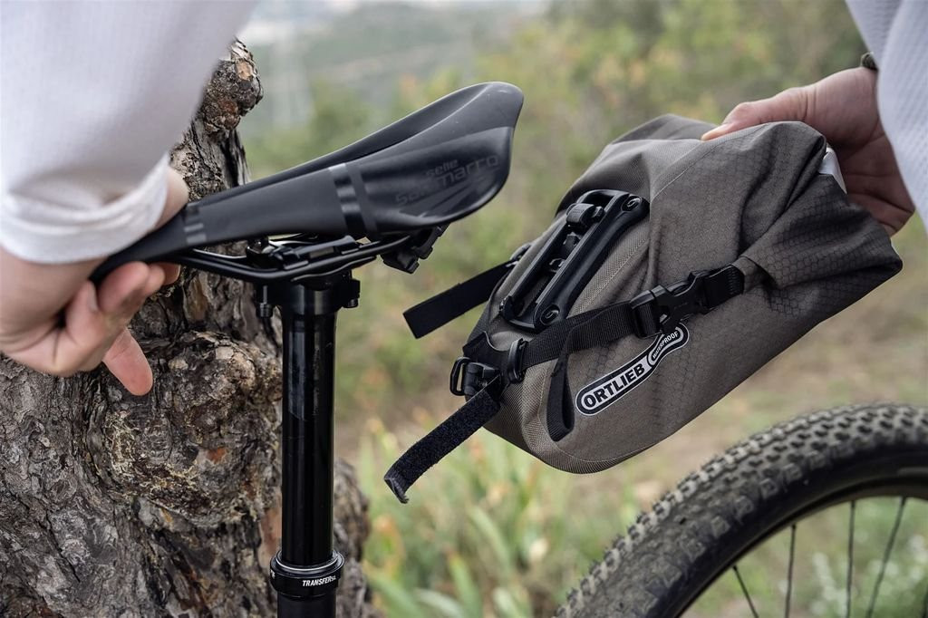 Sacoche De Selle Bikepacking L g re Et Imperm able Ortlieb Saddle Bag sacoche-de-selle-bikepacking-l-g-re-et-imperm-able-ortlieb-saddle-bag